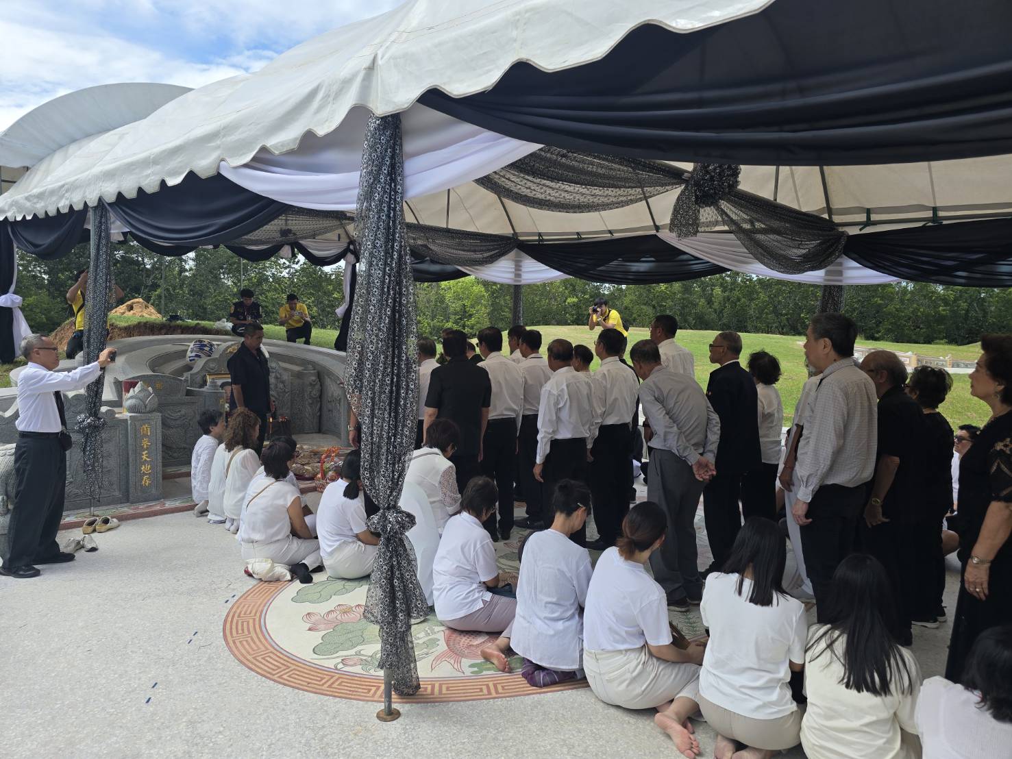 ผลงานเจียฮวด หีบศพ